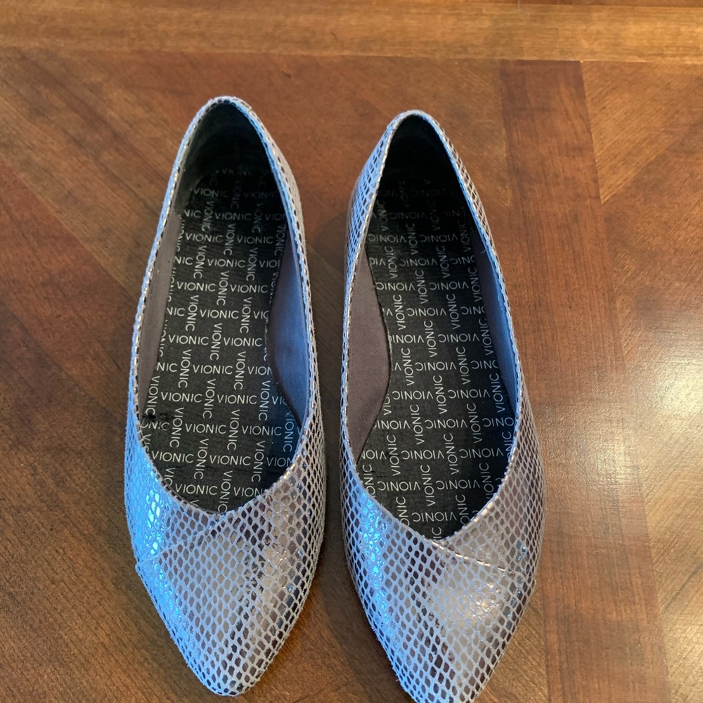 Vionic Silver Size 5 Ballet Flats W/O insole.